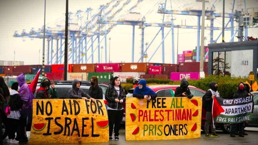 Activists block a US military ship suspected of carrying Israeli weapons